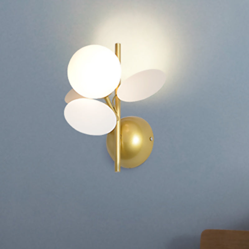 Bladbedwandverlichting Ideeën Idee Iron 1 Lichte macaron-stijl SCONCE IN WIT/ROODGEELDE BLUE MET BALREEM GLASS TADHE