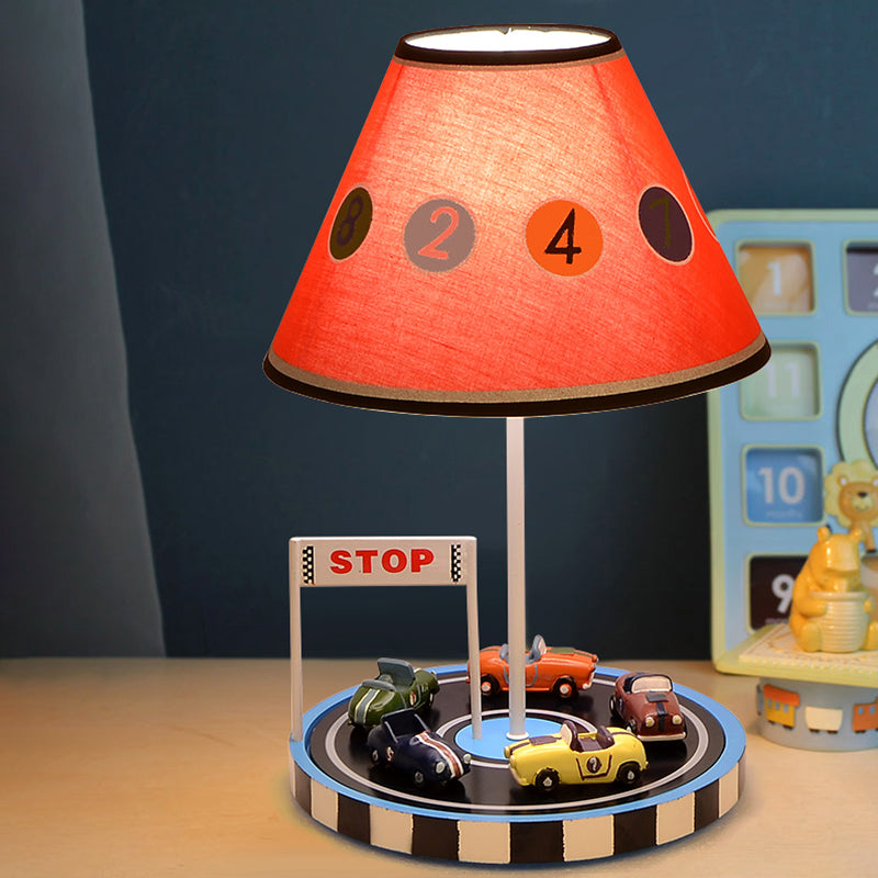 Lampada da tavolo per bambini in tessuto affusolato a 1 lampadina, illuminazione da comodino in rosso con decorazioni per veicoli da corsa