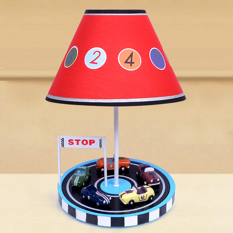 Lampada da tavolo per bambini in tessuto affusolato a 1 lampadina, illuminazione da comodino in rosso con decorazioni per veicoli da corsa