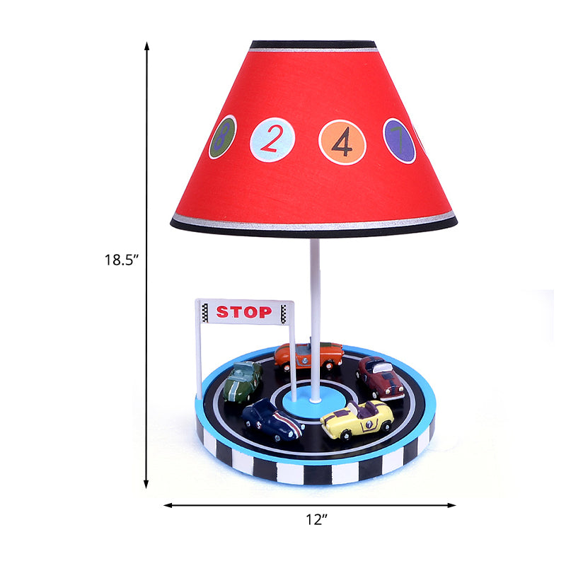 Lampada da tavolo per bambini in tessuto affusolato a 1 lampadina, illuminazione da comodino in rosso con decorazioni per veicoli da corsa