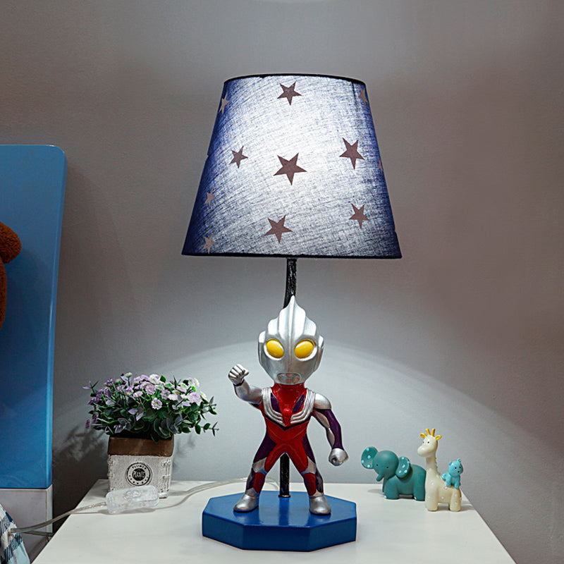 Lampada da tavolo blu a botte/trapezio per bambini, illuminazione da comodino in tessuto a 1 testa con decorazione Ultraman