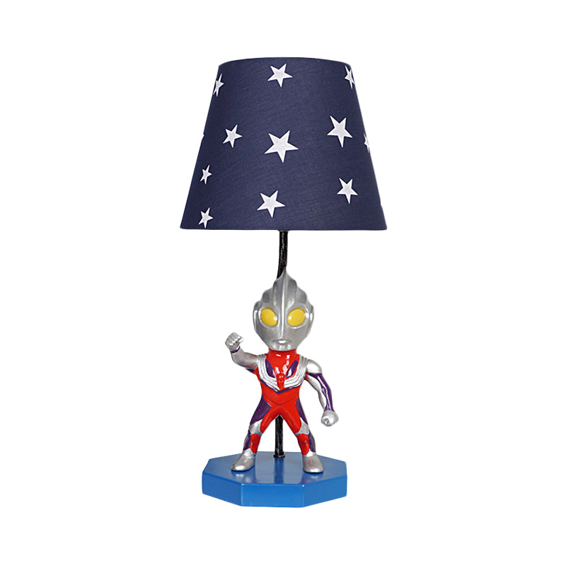Lampada da tavolo blu a botte/trapezio per bambini, illuminazione da comodino in tessuto a 1 testa con decorazione Ultraman