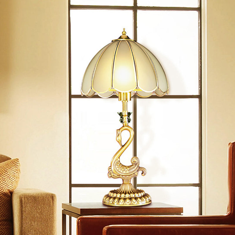 Accendi da soggiorno smerlato illuminazione in stile coloniale in vetro bianco 1 scrivania oro lampadina con design cigno metallico