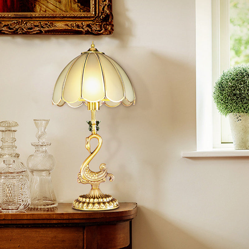 Accendi da soggiorno smerlato illuminazione in stile coloniale in vetro bianco 1 scrivania oro lampadina con design cigno metallico