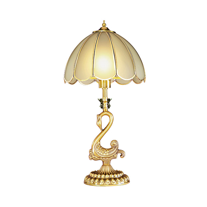 Accendi da soggiorno smerlato illuminazione in stile coloniale in vetro bianco 1 scrivania oro lampadina con design cigno metallico