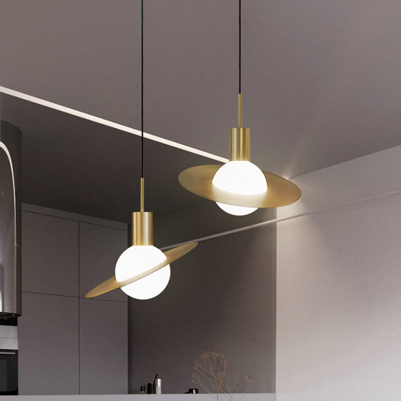 Gold Planetoid Hanging Light Kit postmoderne einmischende Single -Opalin -Glasendecke Anhänger über Tisch