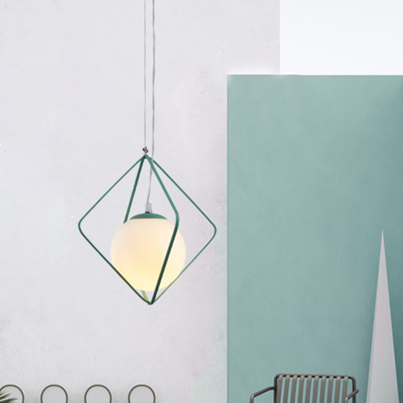 Grün/grau Rhombus Käfig Anhänger Licht Minimalist 1 Kopfeisen Hanging Lampe Kit mit Kugelmilchglas Schatten im Inneren