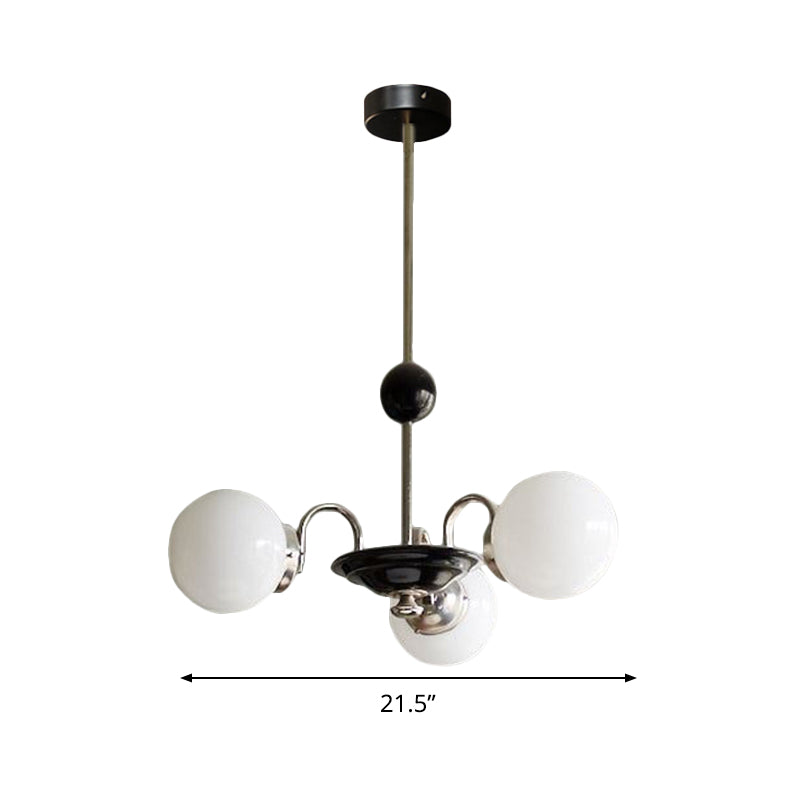 Mitte des Jahrhunderts 3 Lampenlampen Kronleuchter Metall Chromsaucer Tropfenlampe mit Globe Opalin gefrostetem Glasschatten