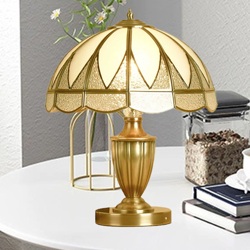 Goud 1 koptafel licht koloniaal beige en matglazen koepel 12 "/16" brede nachtkastje lamp voor het bed
