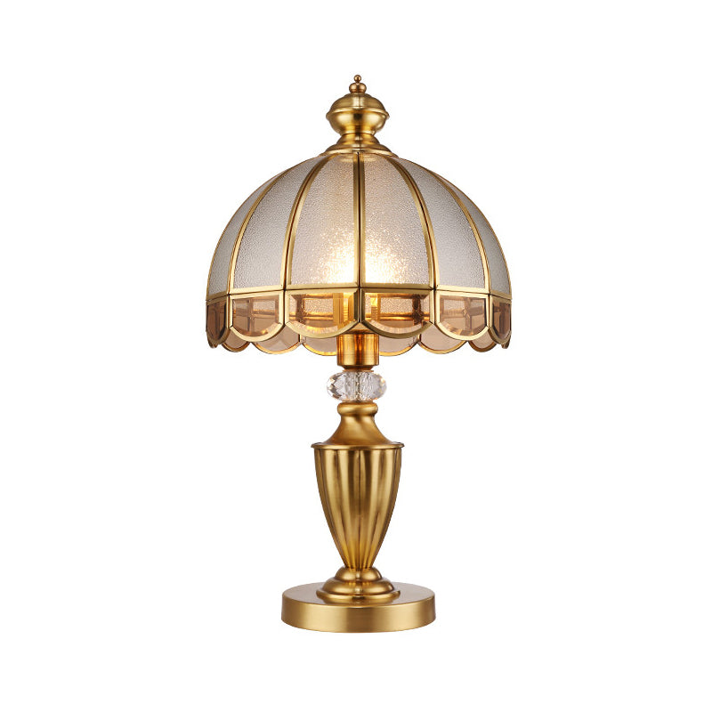 1 Testa glassata di vetro notturno Colonialismo oro Dome Ode Lampada da tavolo in metallo camera da letto con accento di cristallo chiaro