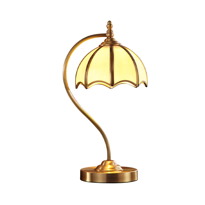 Lampada da tavolo in vetro opale dorato smerlato a 1 luce illuminazione notturna in stile coloniale con braccio curvo