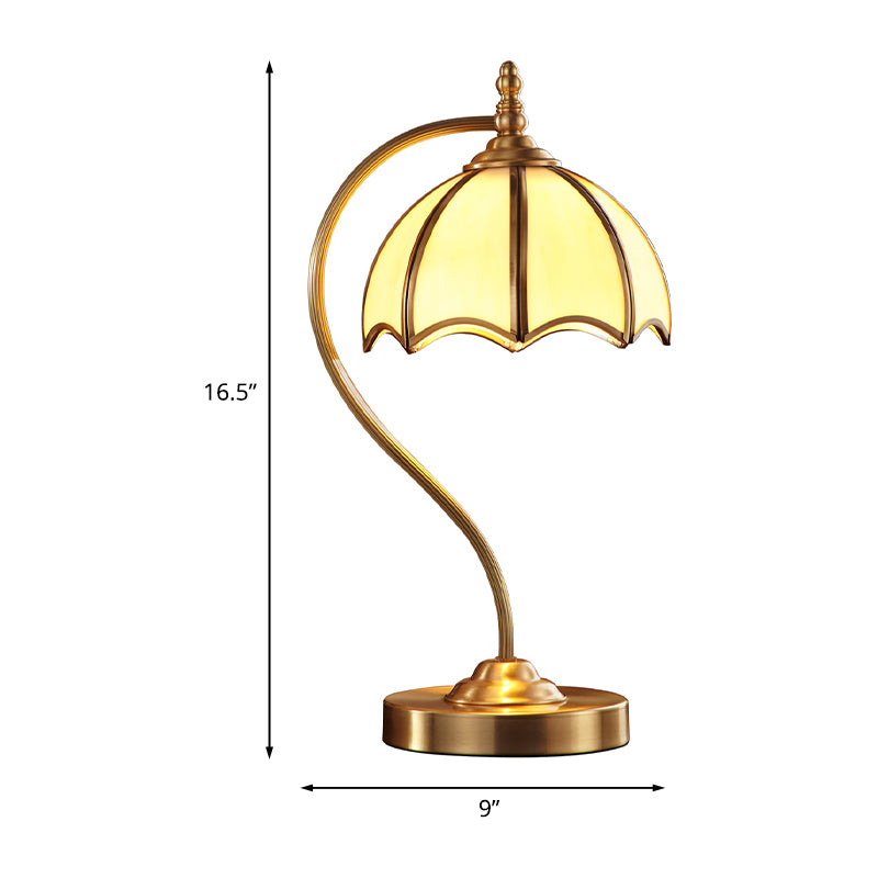 Lampada da tavolo in vetro opale dorato smerlato a 1 luce illuminazione notturna in stile coloniale con braccio curvo