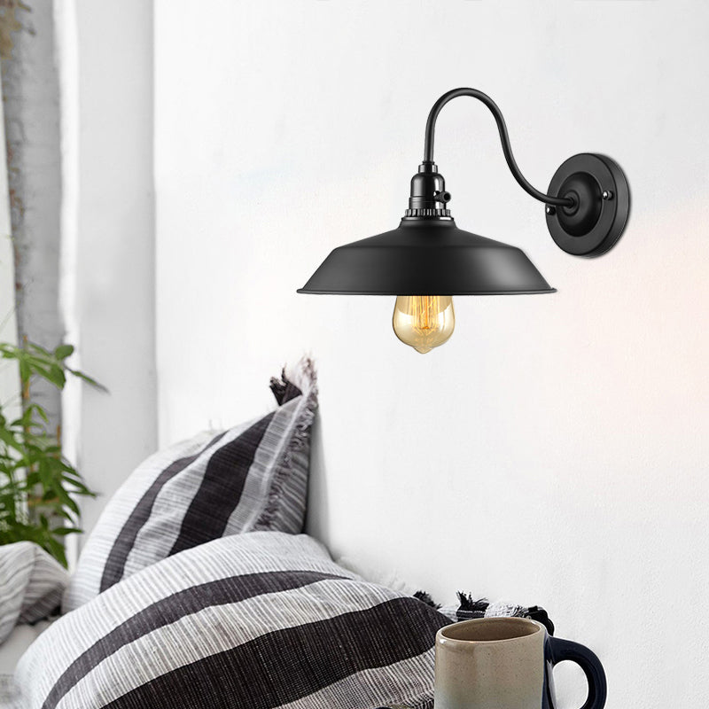 Metallic Barn Shade Wandlampe mit Schwanenhalsarm Industrial 1 Glühbirne Schlafzimmer Wandbeleuchtung in Schwarz