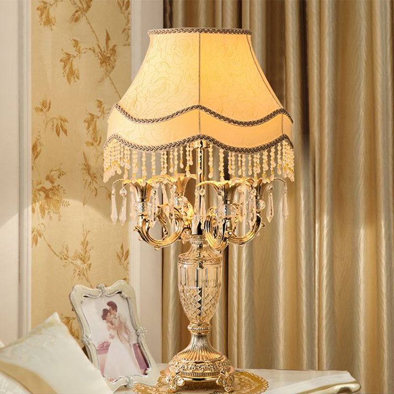 Table ombragée simple Gold Light Metal Flower Flower Bobche Night Stand Lampe With Crystal Spears