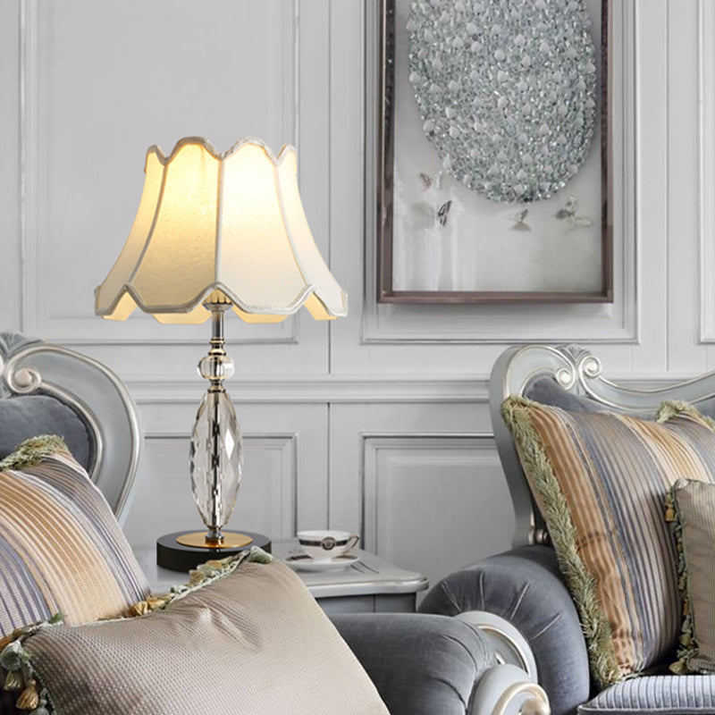 Enkele lamp nachtkastje verlichting met wijd uitlopende schaduw stof traditionele woonkamer kristallen tafel licht in wit