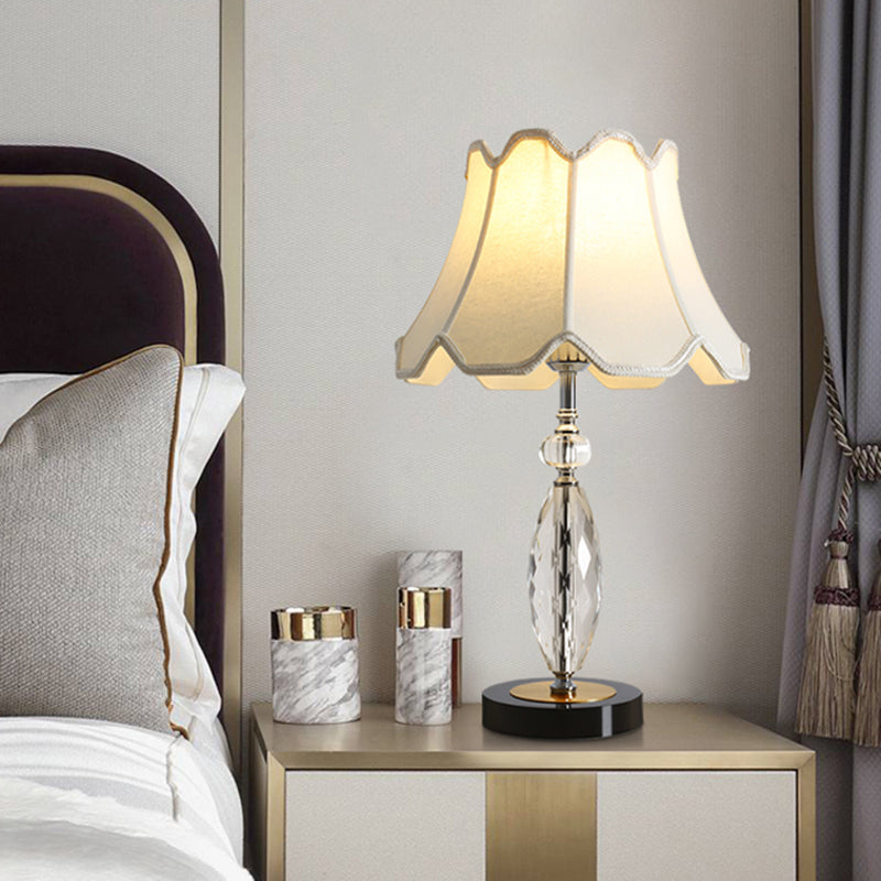 Enkele lamp nachtkastje verlichting met wijd uitlopende schaduw stof traditionele woonkamer kristallen tafel licht in wit