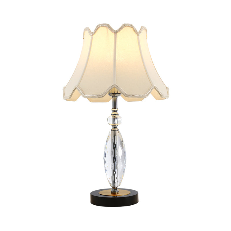 Enkele lamp nachtkastje verlichting met wijd uitlopende schaduw stof traditionele woonkamer kristallen tafel licht in wit