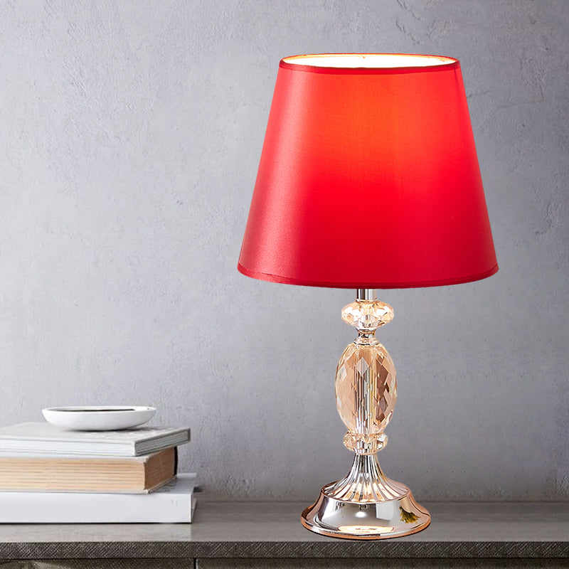 1 Glühbirnenschattentisch Leichte traditionelle Rot/Kaffee/Flachs -Tapered Sleeping Room Nighttange Lampe mit abgeschrägten Kristallblöcken