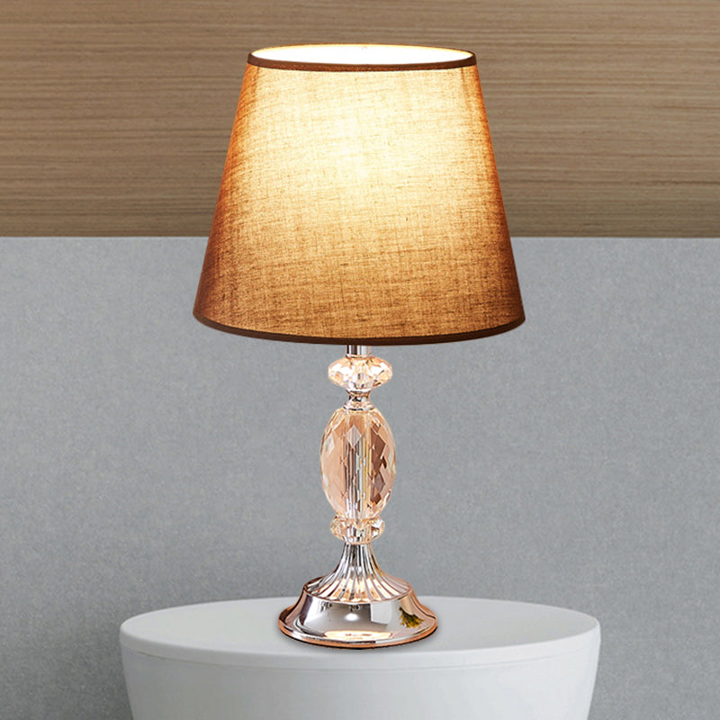1 Glühbirnenschattentisch Leichte traditionelle Rot/Kaffee/Flachs -Tapered Sleeping Room Nighttange Lampe mit abgeschrägten Kristallblöcken