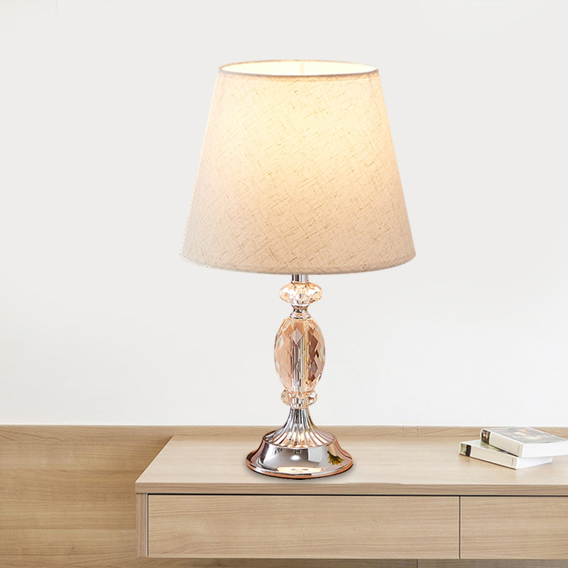 1 Glühbirnenschattentisch Leichte traditionelle Rot/Kaffee/Flachs -Tapered Sleeping Room Nighttange Lampe mit abgeschrägten Kristallblöcken