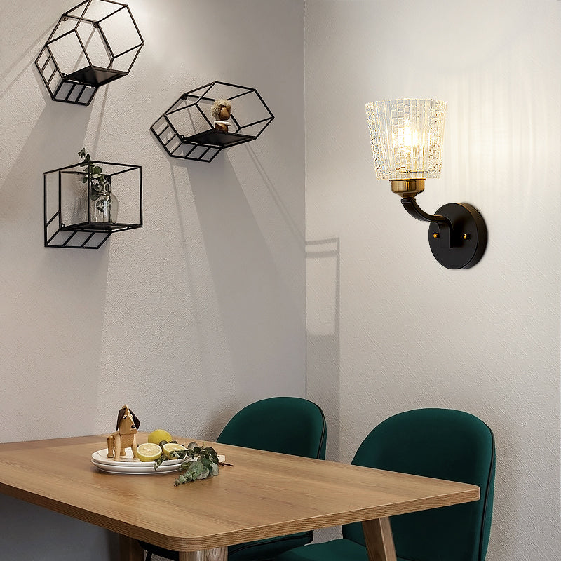 1 illuminazione a parete conica leggera Modern Metal Sconce Light con tonalità di vetro strutturata in finitura nera