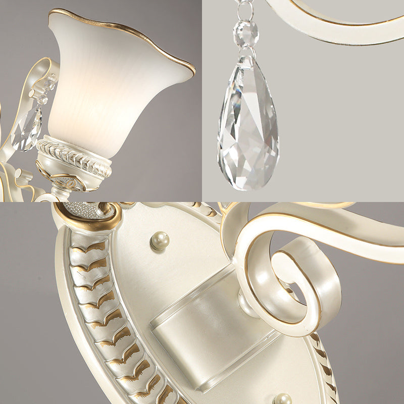 Luce sconde petalo di vetro di latte vintage 1/2 a parete a parete con accento di cristallo trasparente in bianco per camera da letto