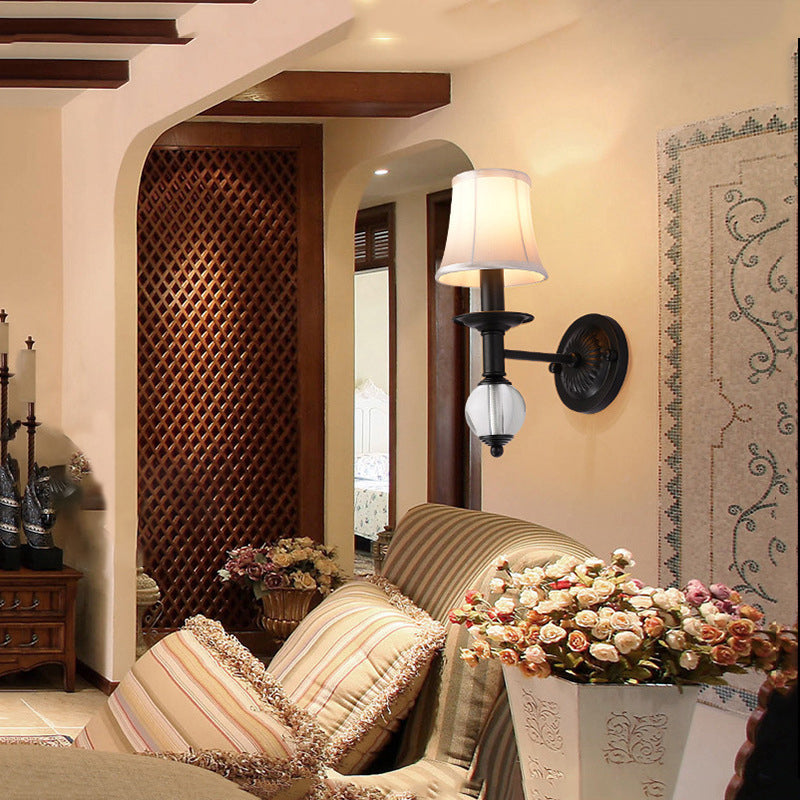 Witte stoffen bellmuur SCONCE HEEFTE 1 lichte wandlamp met kristallen bol en rechte arm in zwart