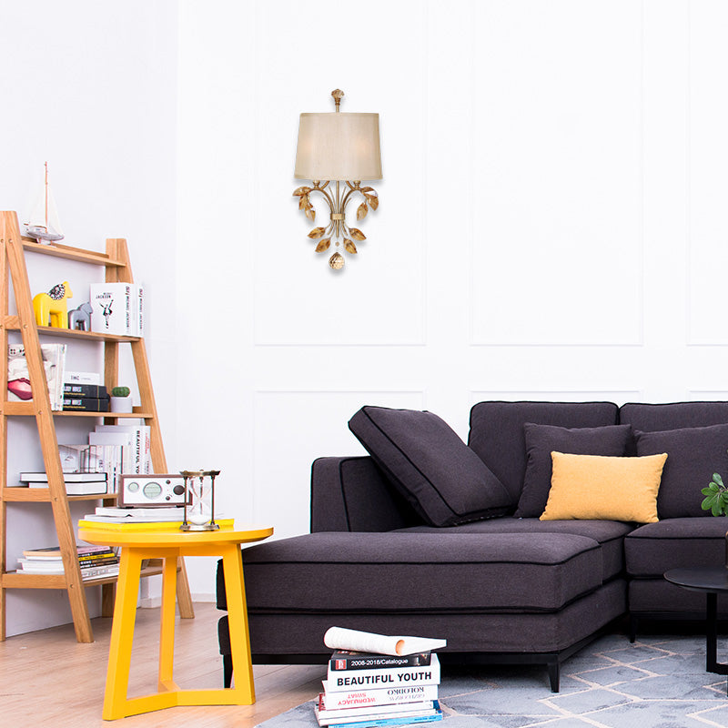 2 bollen kegelwand sconce eigentijdse stof wandlamp met barnsteenkristallen bladtak in messing afwerking