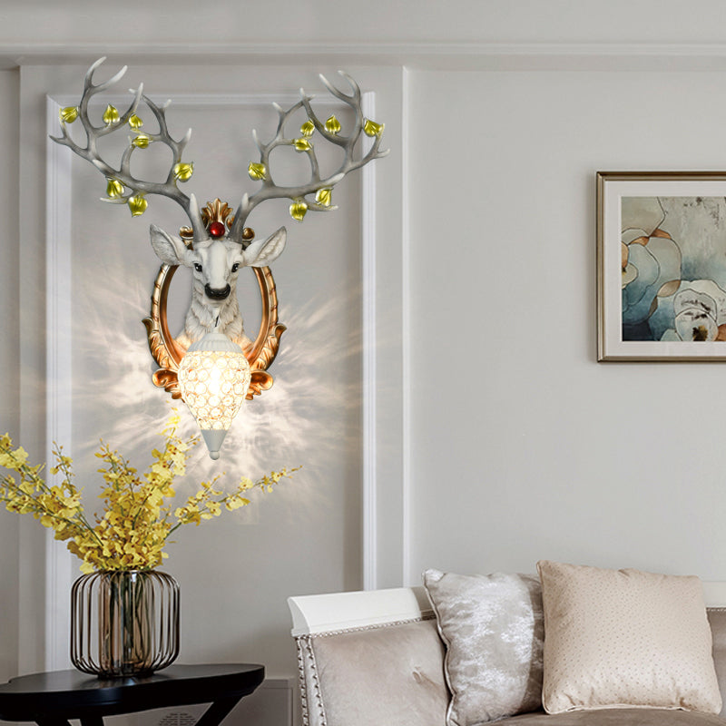 White/Brown Elk Mount Light Country Style Resin 1 Light Wall Donce con sombra de cristal para sala de estar, 19.5 "/23.5" W