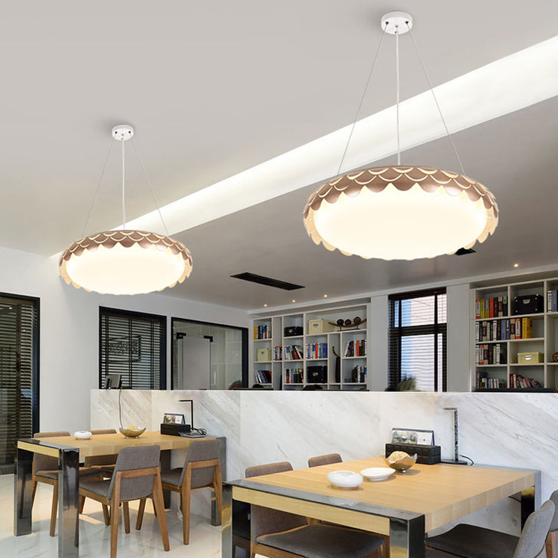 Lámpara colgante de escala de pescado kit de metal contemporáneo LED blanco/techo de oro Luz colgante en luz cálida/blanca/natural, 19 "/23" de ancho