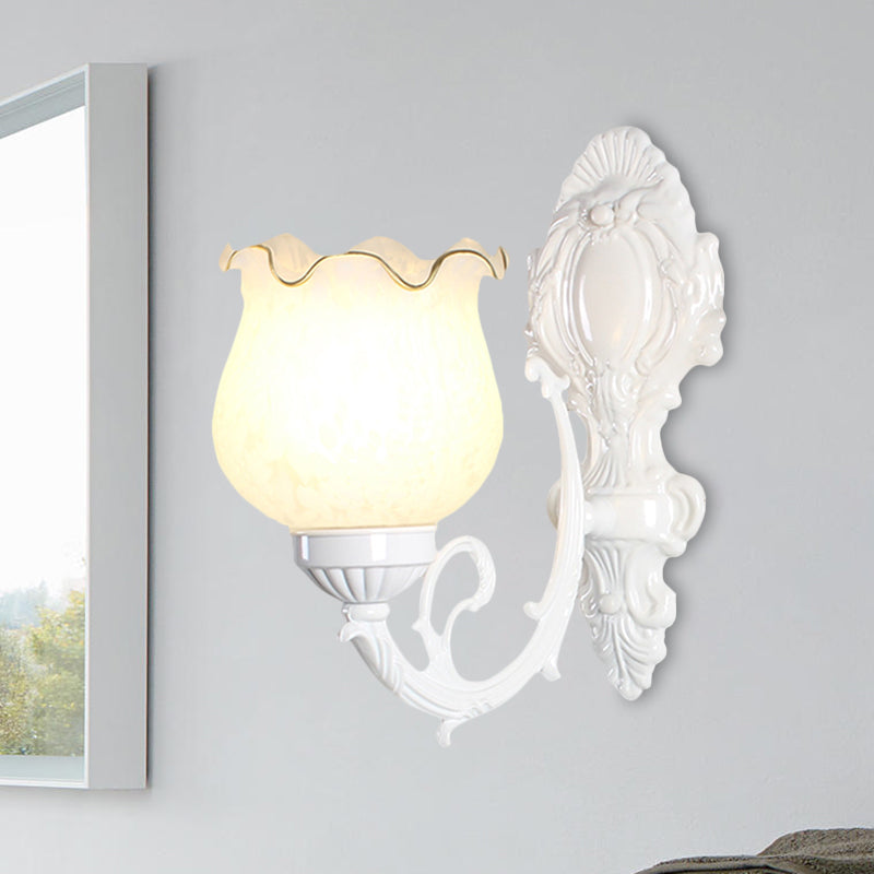 Dachbodenstil Bud Wall Mount Lampe Einer Glühbirne Opalin -Glaswandbeleuchtung in Schwarz/Weiß/Messing