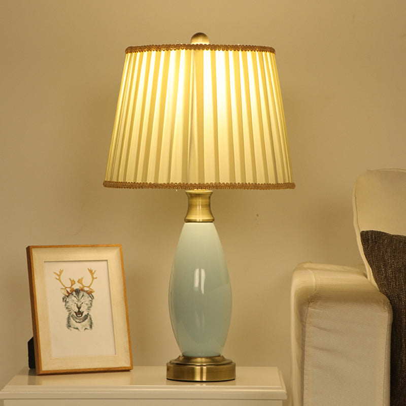 Retro -Style -Kegel -Nacht -Licht 1 Kopfstoffschischtisch -Lampe mit blaues Keramik Oval Dekor in Weiß