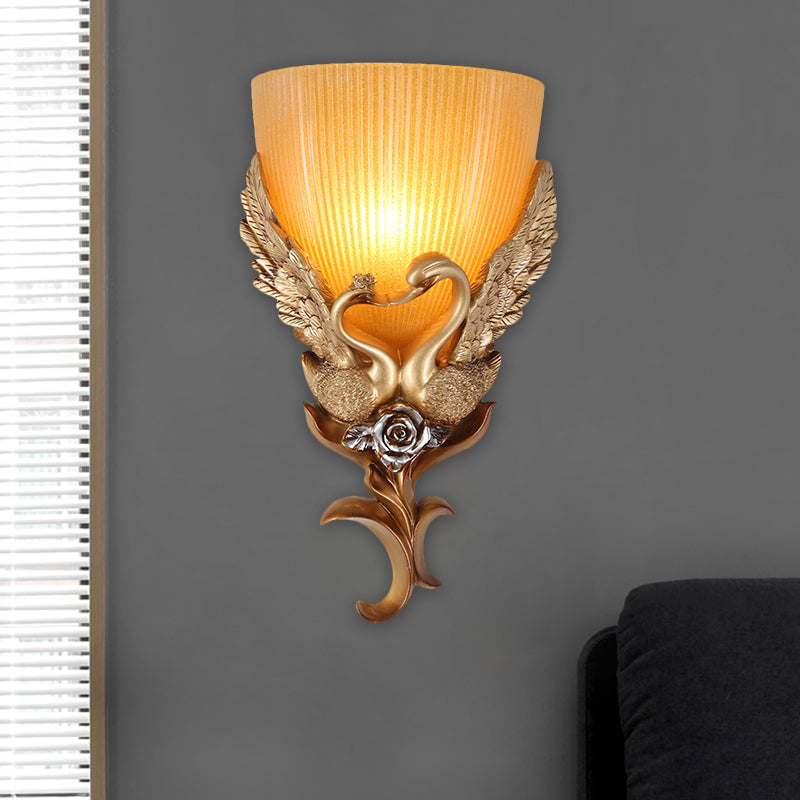 Goldene Single -Kopf -Leuchter leichter rustikaler bernsteingeflügelter Glas, die verjüngte Wand mit Schwan- und Blütendesign montiertem Glas montiert
