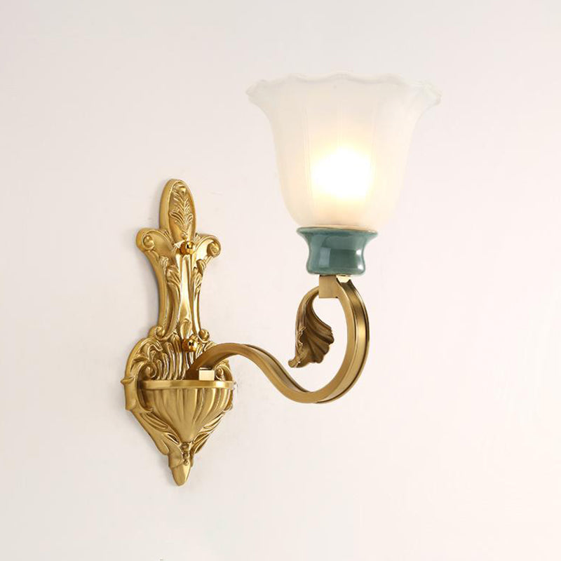 Milky glazen messing muur sconce bloesem 1/2-head traditionele scrollarm wandverlichting armatuur met ginkgo bladdecor