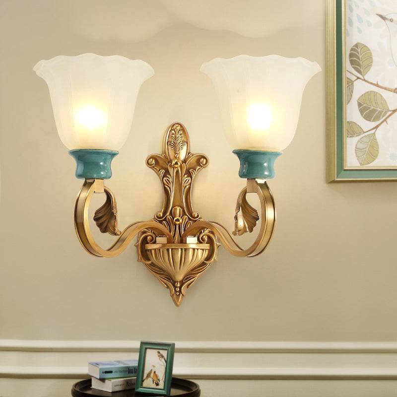 Milky glazen messing muur sconce bloesem 1/2-head traditionele scrollarm wandverlichting armatuur met ginkgo bladdecor