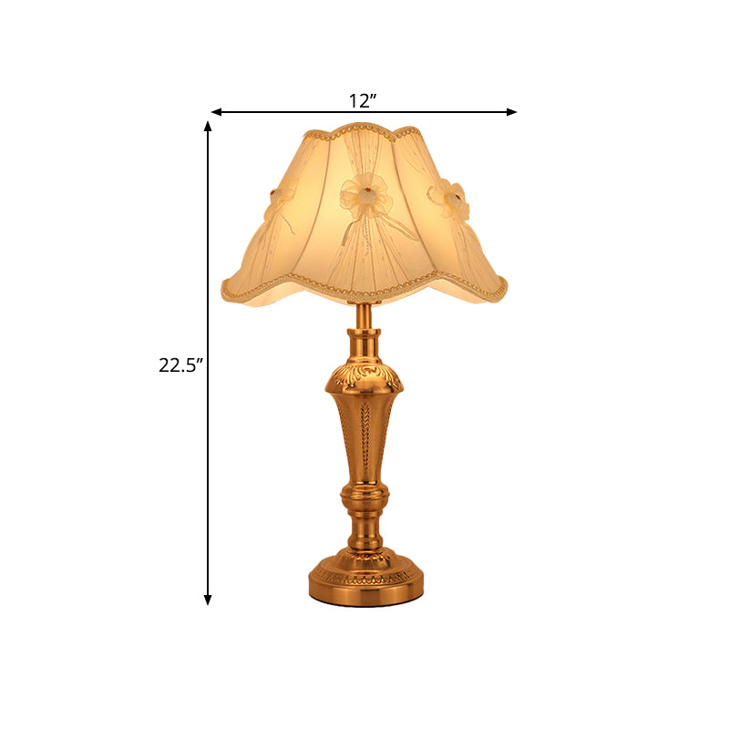 Bloemen/conisch bed bureau licht Traditionele stof enkele kop gouden nachttafelverlichting