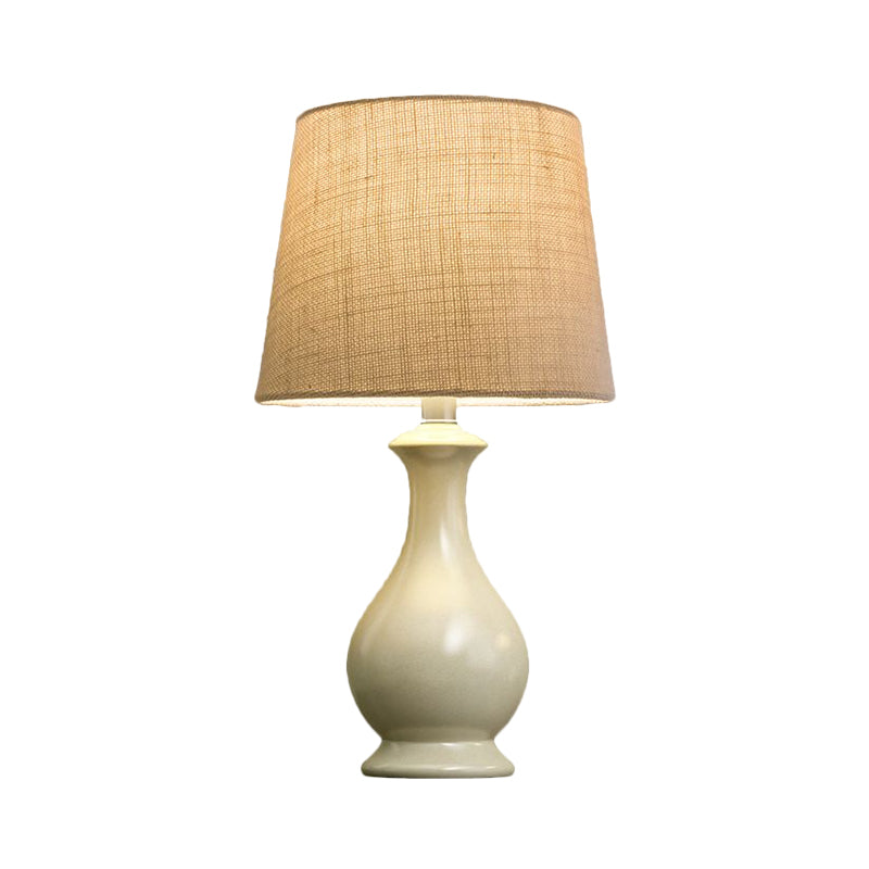 1 Glühbirne konische Schreibtisch Lampe Landschaft Beige Stoff Nachttisch Licht mit weißer Vase -Form -Basis