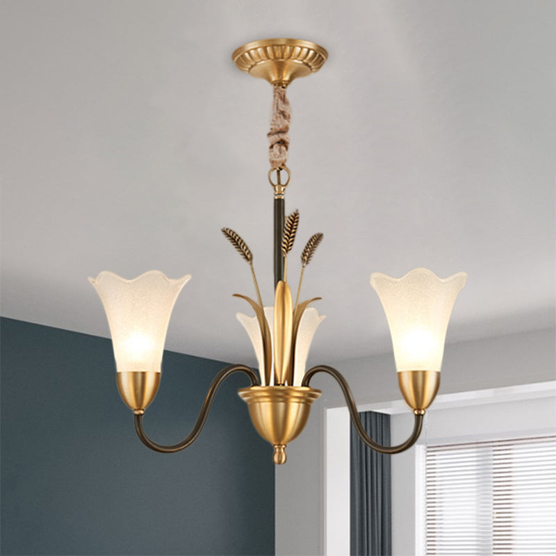 Traditionelle Blütenkronleuchter -Lampe 3/6 Köpfe Creme Glashängung Beleuchtung mit gebogenem Arm in Messing