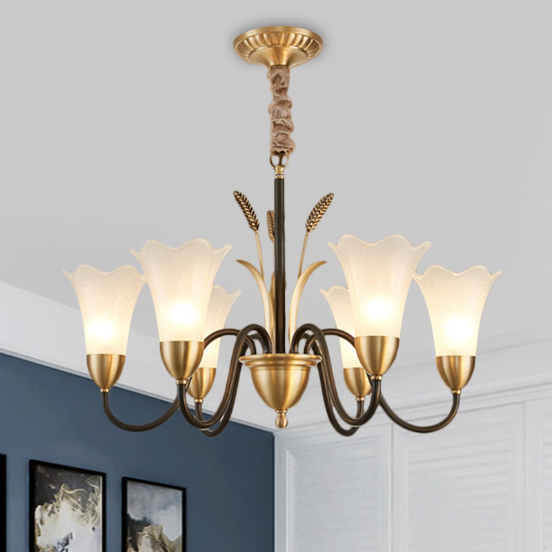 Traditionelle Blütenkronleuchter -Lampe 3/6 Köpfe Creme Glashängung Beleuchtung mit gebogenem Arm in Messing