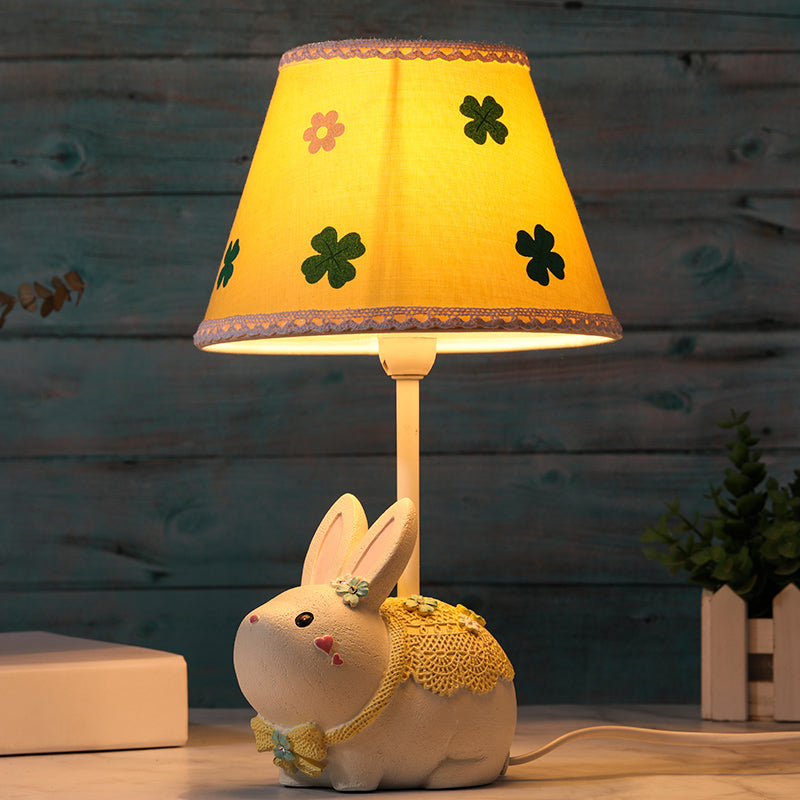 Carton de lampe d'étude de tissu conique 1 lumière de table jaune légère avec motif de trèfle et base de lapin