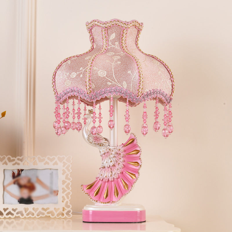 Tissu dôme table lampe nordique 1-bulb rose / bleu livre livre léger avec frange et paon déco