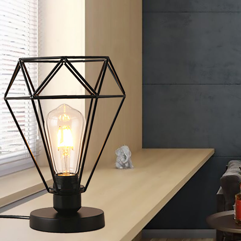 Industriestil Drahtschutztischlampe mit Diamant Schatten 1 Kopf Metallic Tischbeleuchtung in Schwarz