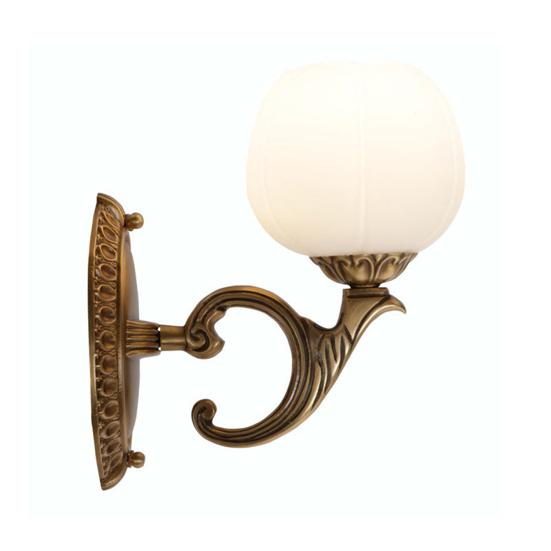 1 testa in vetro bianco montato a parete montata in ottone in ottone blossom phera hearone wall doconce