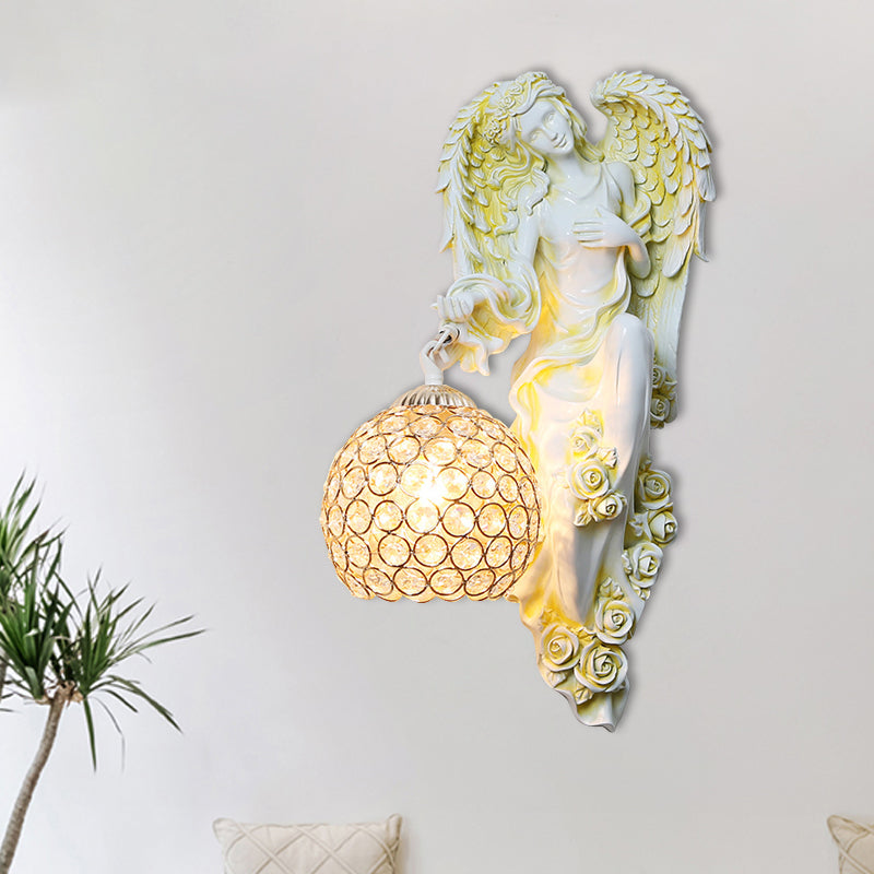 Facettierte Kristall-Global-Wandleuchte im Vintage-Stil, 1 Kopf, Esszimmer-Wandbeleuchtungsidee mit Engel-Harz-Dekor in Weiß/Dunkelgold, links/rechts