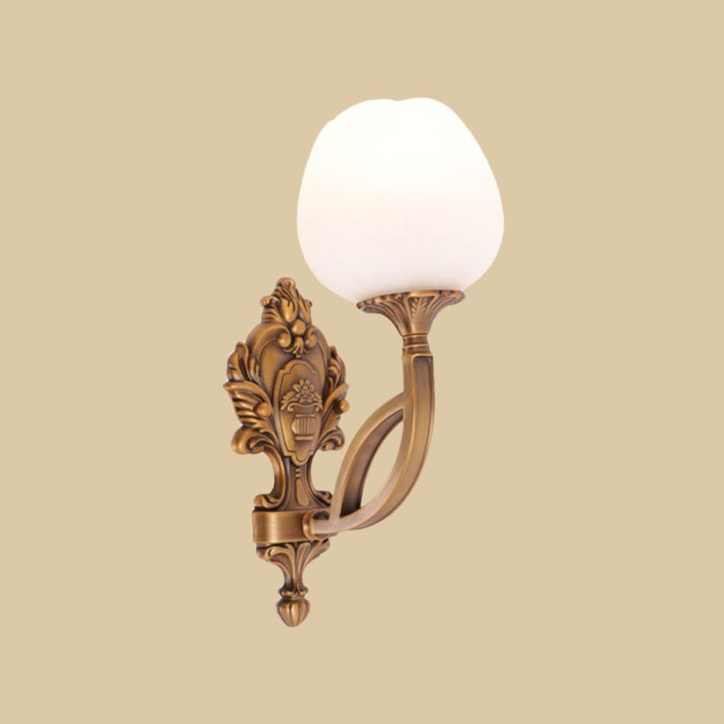 Lampe à fleurs rurales à fleur 1 clair d'éclairage mural en verre à la crème légère en laiton avec plaque arrière sculptée