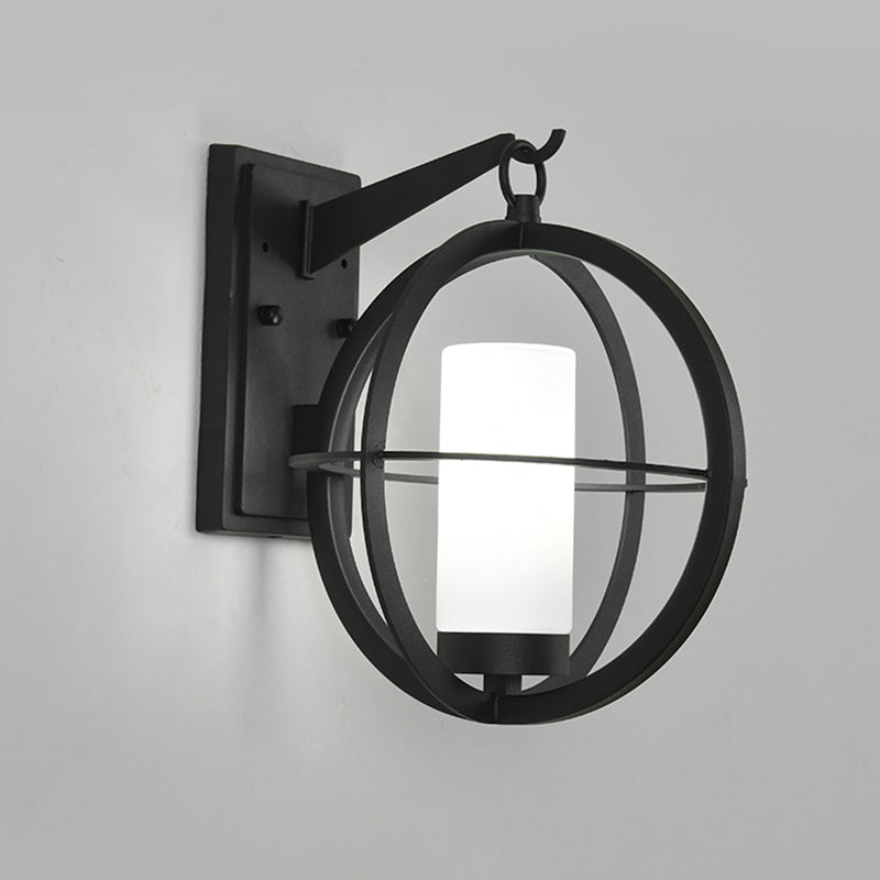 Zylindrische undurchsichtige Glaswandlampe Antike 1 Glühbirne Hofwandbeleuchtung mit kugelförmigen Rahmen in Schwarz