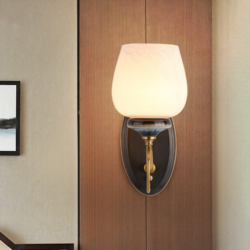 Lampada con applique in ottone di vetro lattigino affusolato 1 luce tradizionale montata a parete per soggiorno
