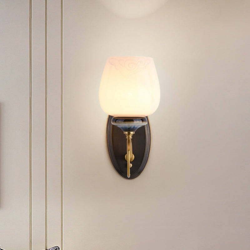 Lampada con applique in ottone di vetro lattigino affusolato 1 luce tradizionale montata a parete per soggiorno