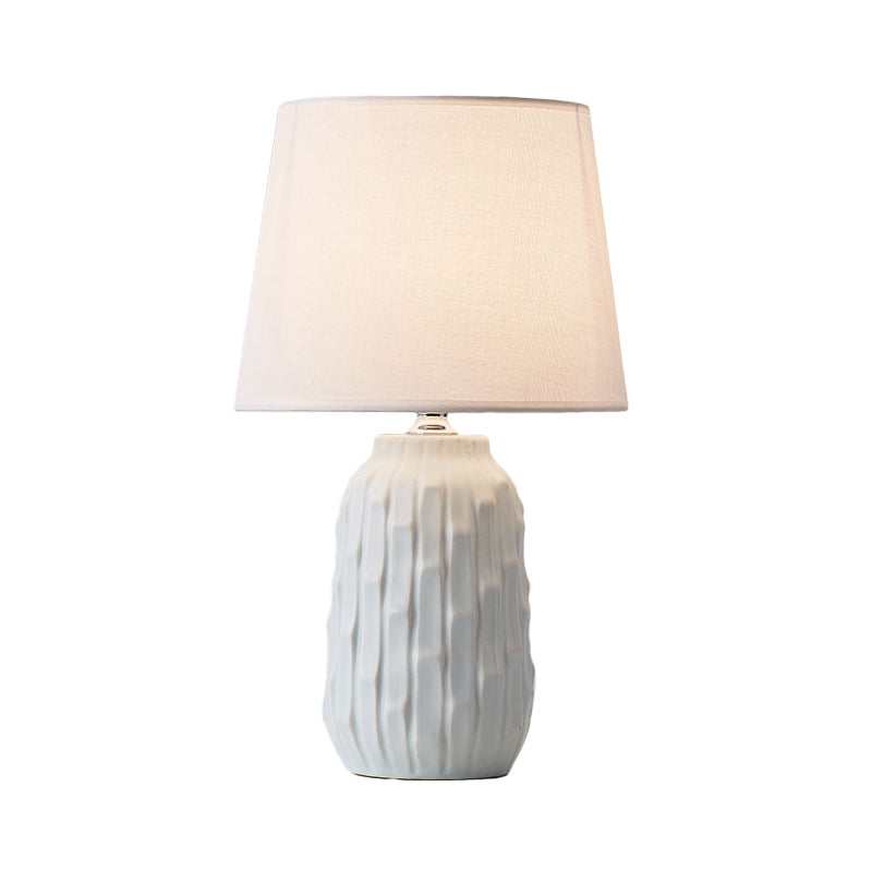 Tabla de mesa cónica modernista Lámpara de escritorio de dormitorio de 1 cabezal con base de cerámica de cilindro en blanco/rosa/azul