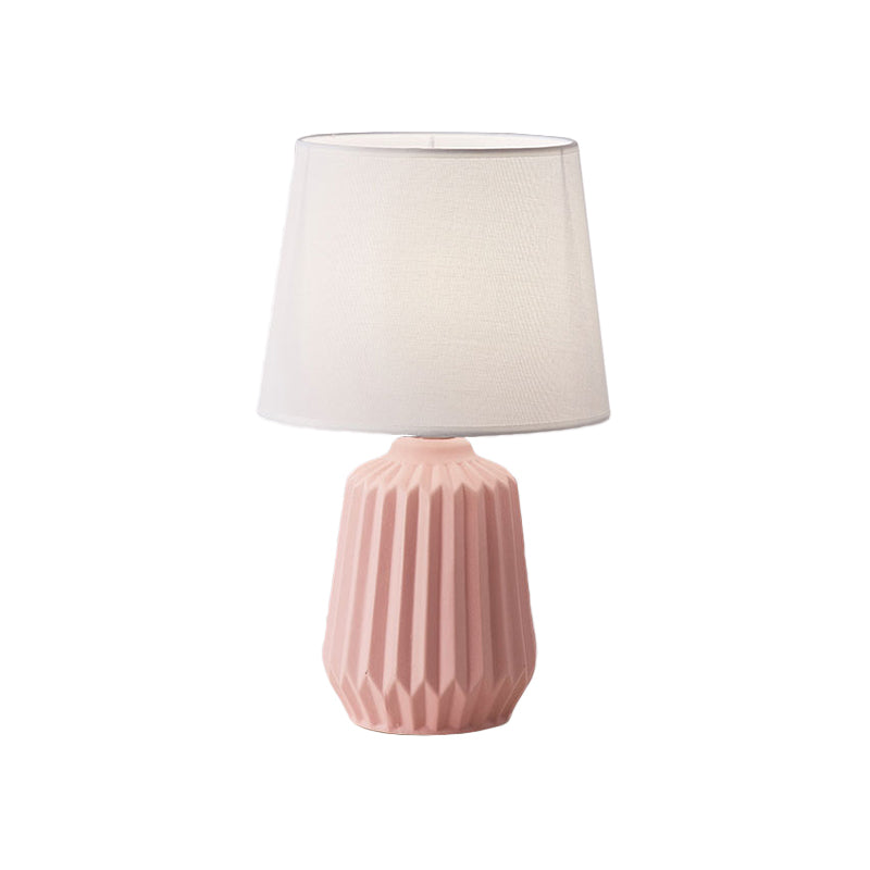 Lampada da scrivania conica in tessuto Simplicity Lampada da tavolo a 1 luce con base in ceramica in rosa per camera da letto